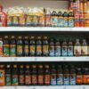 Полки магазина с рядами бутилированных холодных чаев и напитков