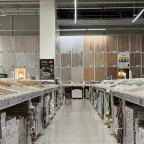 Отдел напольных покрытий в магазине