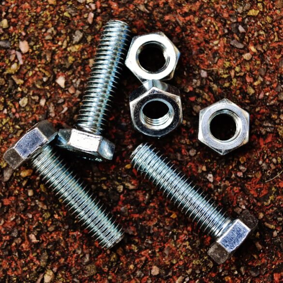 Металлические болты и гайки