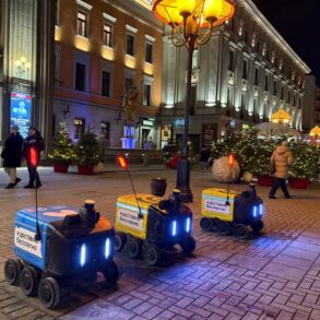 Роботы-доставщики «Яндекса» на городской улице