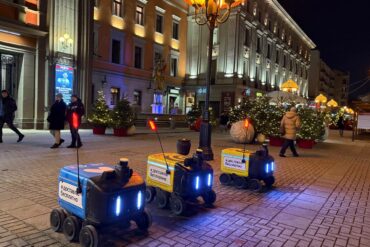 Роботы-доставщики «Яндекса» на городской улице
