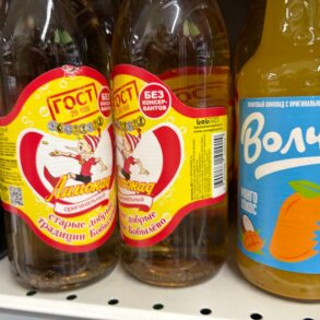 Банки с продуктами на полке