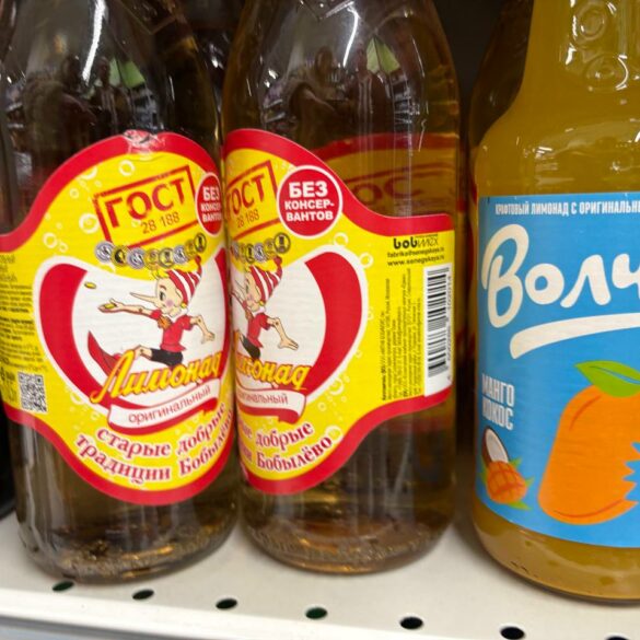 Банки с продуктами на полке