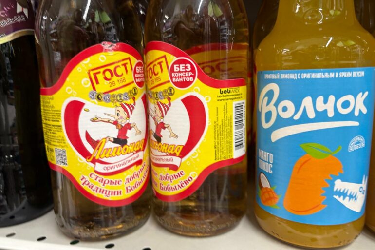 Банки с продуктами на полке