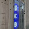 Неоновая вывеска обмена долларов, евро и рублей у входа в обменный пункт